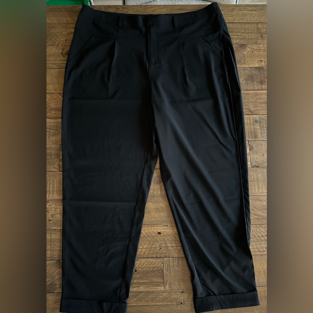 NWOT K Dash By Kardashian Lightweight Capris‎ - Size 16